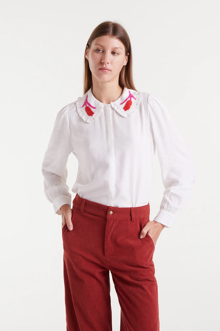 Camisa blanca con bordado tulipán - Compañía Fantástica Camisa blanca con bordado tulipán - Compañía Fantástica