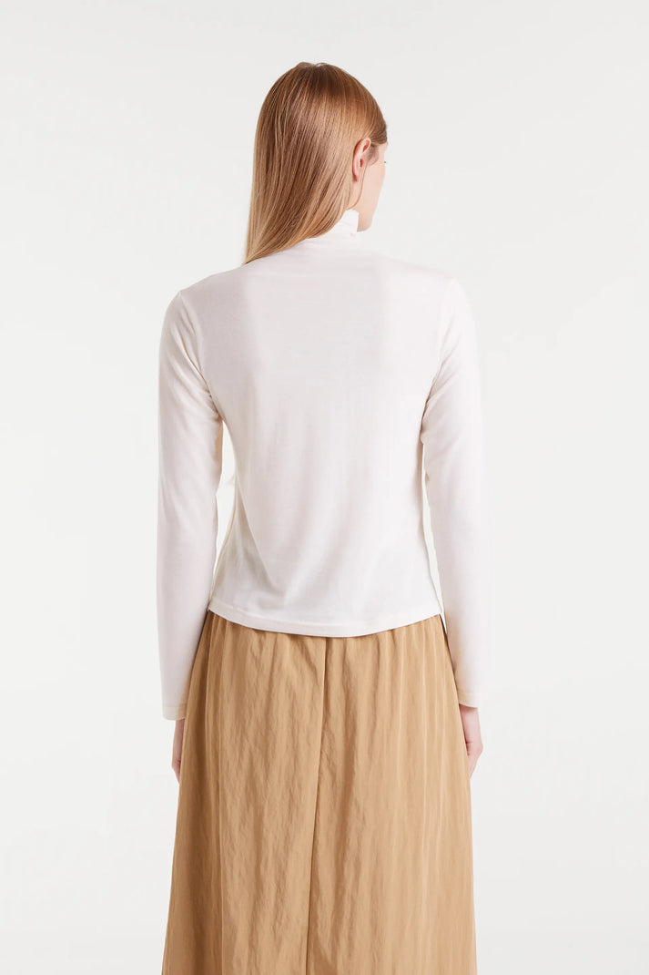 Camiseta cuello alto blanco - Compañía Fantástica (2) Camiseta cuello alto blanco - Compañía Fantástica