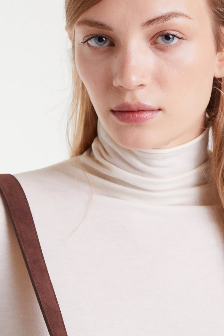 Camiseta cuello alto blanco - Compañía Fantástica (3) Camiseta cuello alto blanco - Compañía Fantástica