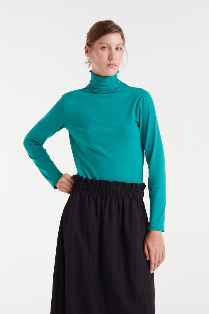 Camiseta cuello alto verde - Compañía Fantástica Camiseta cuello alto verde - Compañía Fantástica