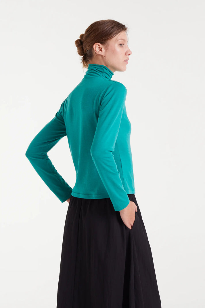 Camiseta cuello alto verde - Compañía Fantástica (2) Camiseta cuello alto verde - Compañía Fantástica