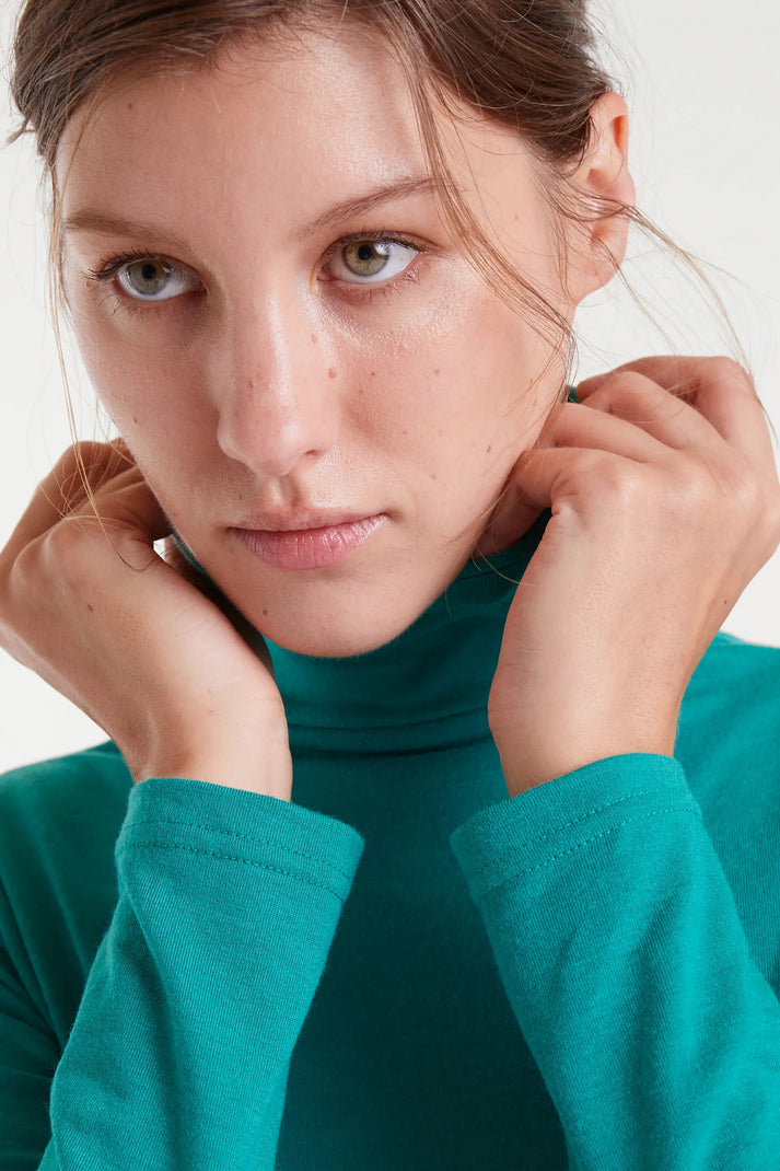 Camiseta cuello alto verde - Compañía Fantástica (3) Camiseta cuello alto verde - Compañía Fantástica