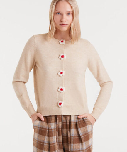 Cárdigan punto fino con detalle floral beige - Compañía Fantástica