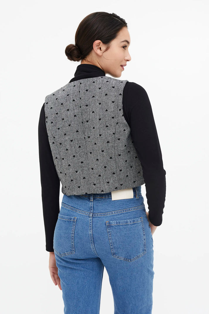 Chaleco de tejido tweed con estampado de corazones de color negro -Compañía Fantástica (2) Chaleco de tejido tweed con estampado de corazones de color negro -Compañía Fantástica