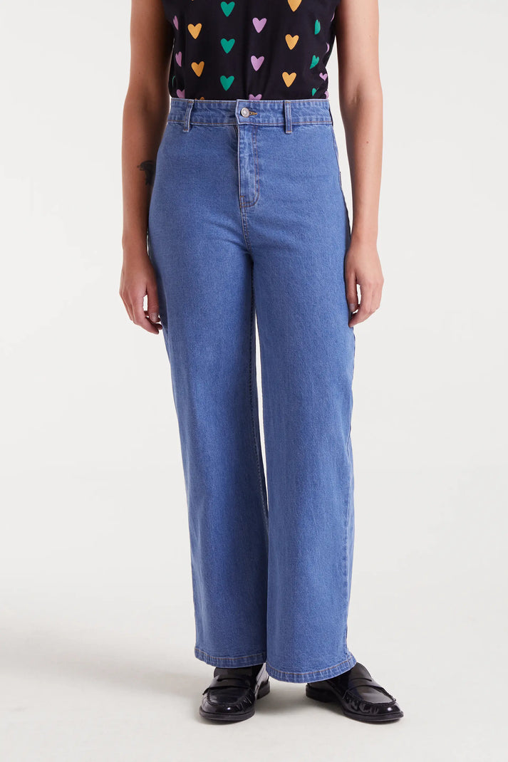 Pantalón vaquero negro con bordado de corazón - Compañía Fantástica (1) Pantalón vaquero negro con bordado de corazón - Compañía Fantástica