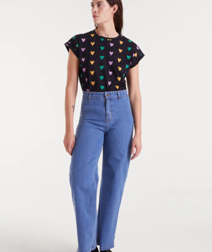 Pantalón vaquero negro con bordado de corazón - Compañía Fantástica