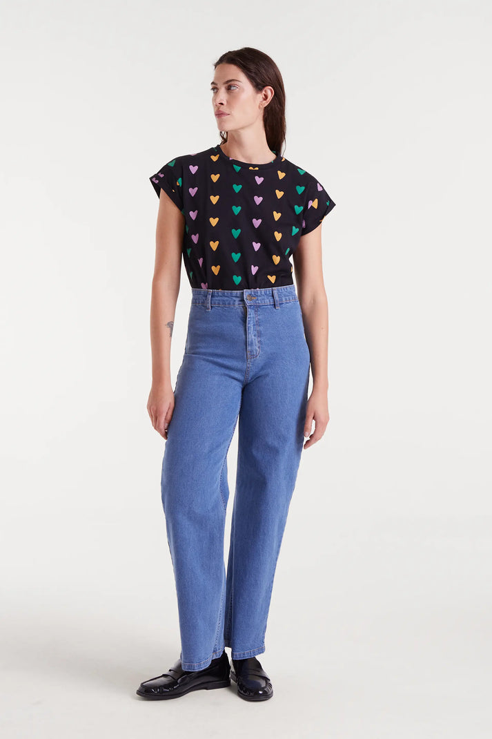 Pantalón vaquero negro con bordado de corazón – Compañía Fantástica Pantalón vaquero negro con bordado de corazón - Compañía Fantástica