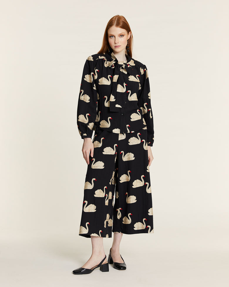 Camisa con lazada y bordado cisnes - Pepaloves (1) Camisa con lazada y bordado cisnes - Pepaloves