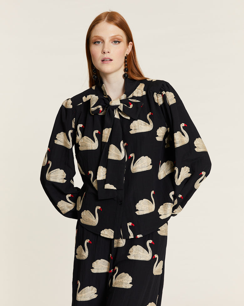 Camisa con lazada y bordado cisnes – Pepaloves Camisa con lazada y bordado cisnes - Pepaloves
