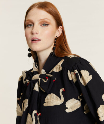 Camisa con lazada y bordado cisnes - Pepaloves