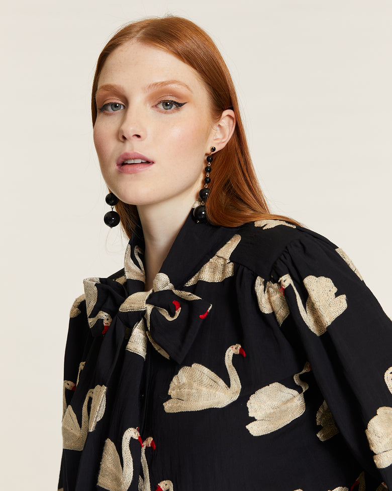 Camisa con lazada y bordado cisnes - Pepaloves (3) Camisa con lazada y bordado cisnes - Pepaloves