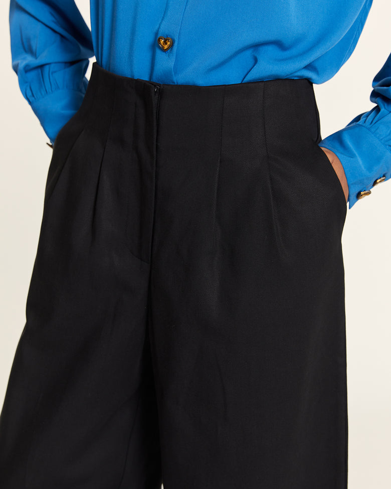 Pantalón tencel con pinzas negro - Pepaloves. (3) Pantalón tencel con pinzas negro - Pepaloves.