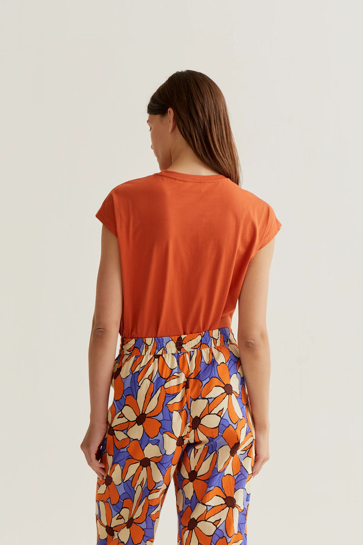 Camiseta básica marrón - Compañía Fantástica. (2) Camiseta básica marrón - Compañía Fantástica.