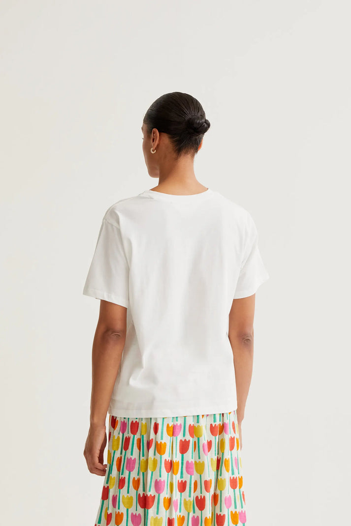 Camiseta con bordado de tulipanes - Compañía Fantástica (2) Camiseta con bordado de tulipanes - Compañía Fantástica
