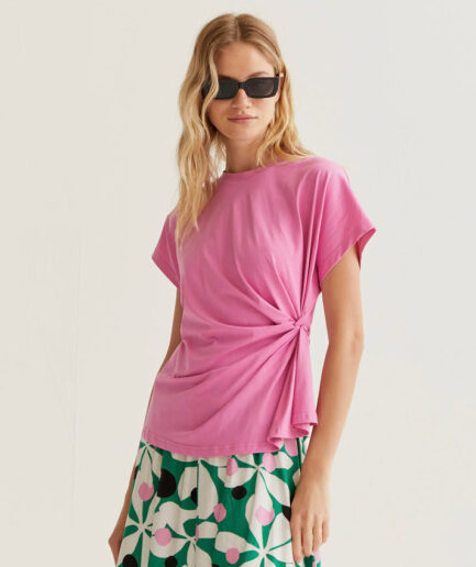 Camiseta rosa con nudo lateral - Compañía Fantástica