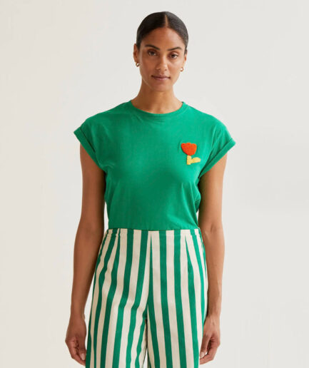 Camiseta verde con bordado de tulipán rojo - Compañía Fantástica