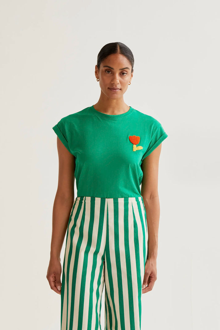 Camiseta verde con bordado de tulipán rojo – Compañía Fantástica Camiseta verde con bordado de tulipán rojo - Compañía Fantástica