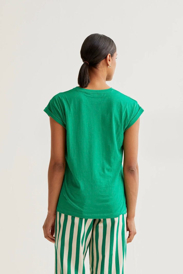 Camiseta verde con bordado de tulipán rojo - Compañía Fantástica (2) Camiseta verde con bordado de tulipán rojo - Compañía Fantástica