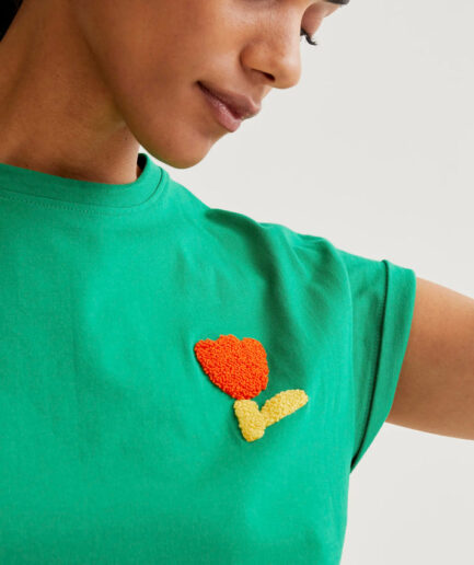 Camiseta verde con bordado de tulipán rojo - Compañía Fantástica