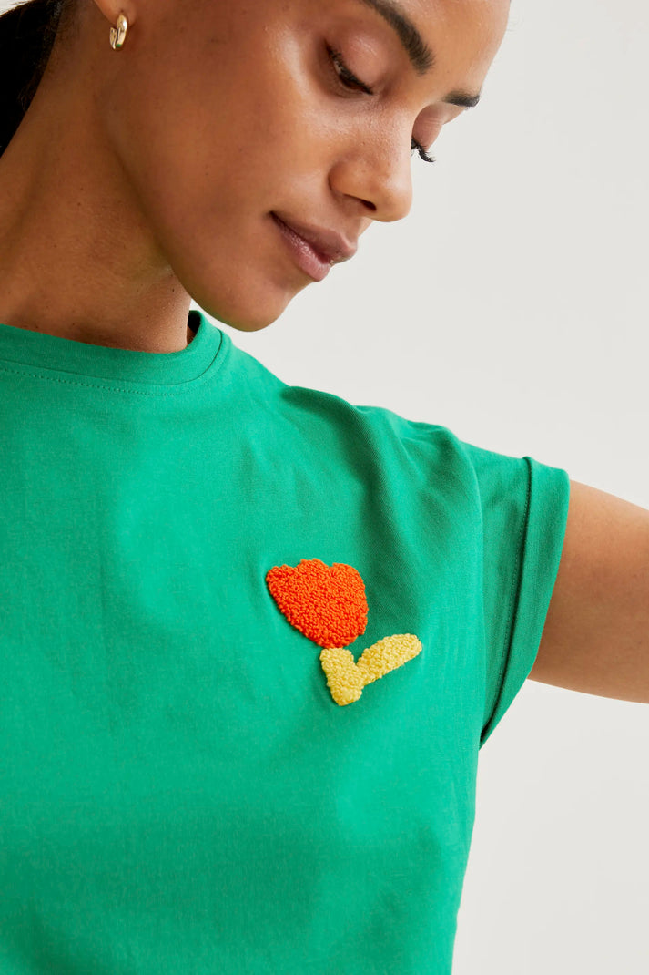 Camiseta verde con bordado de tulipán rojo - Compañía Fantástica (3) Camiseta verde con bordado de tulipán rojo - Compañía Fantástica