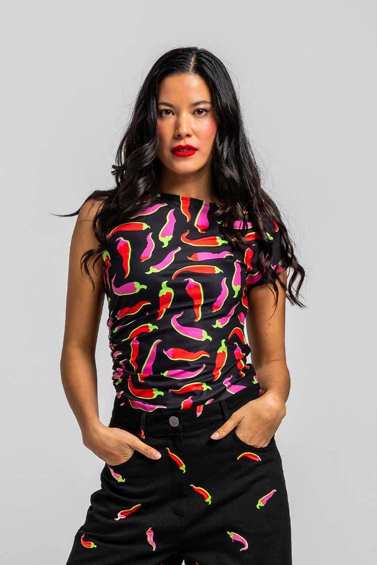 Top asimétrico negro con chilis rosas y rojos Picante - Lolina Top asimétrico negro con chilis rosas y rojos Picante - Lolina