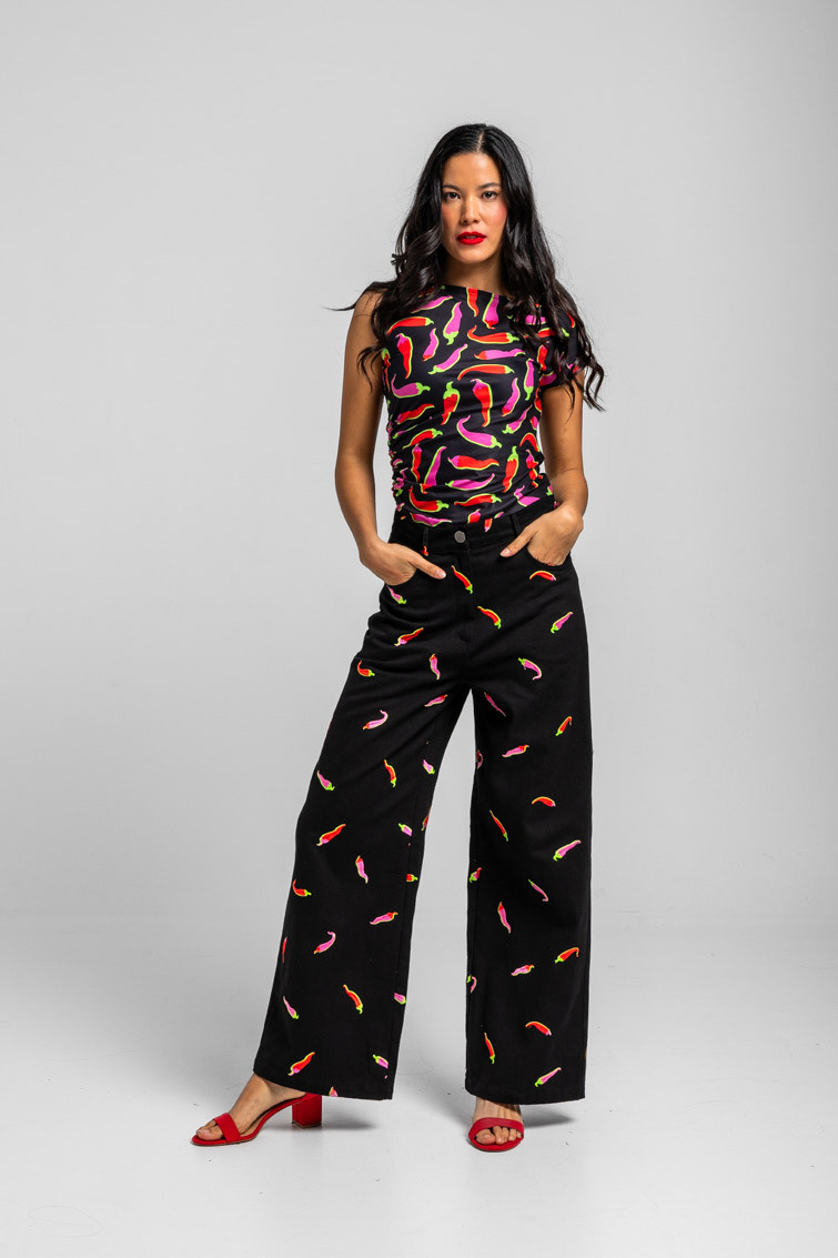 Top asimétrico negro con chilis rosas y rojos Picante - Lolina (4) Top asimétrico negro con chilis rosas y rojos Picante - Lolina