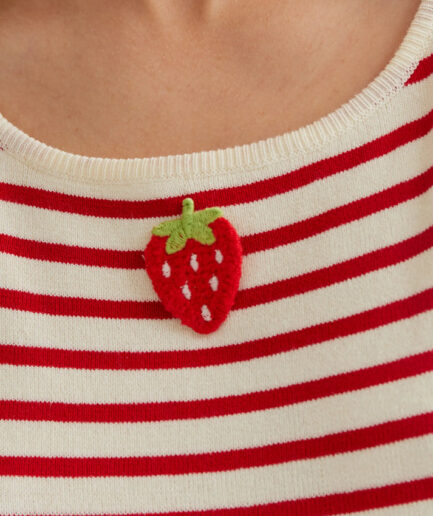 Top de rayas blanco y rojo con bordado de fresa - Compañía Fantástica