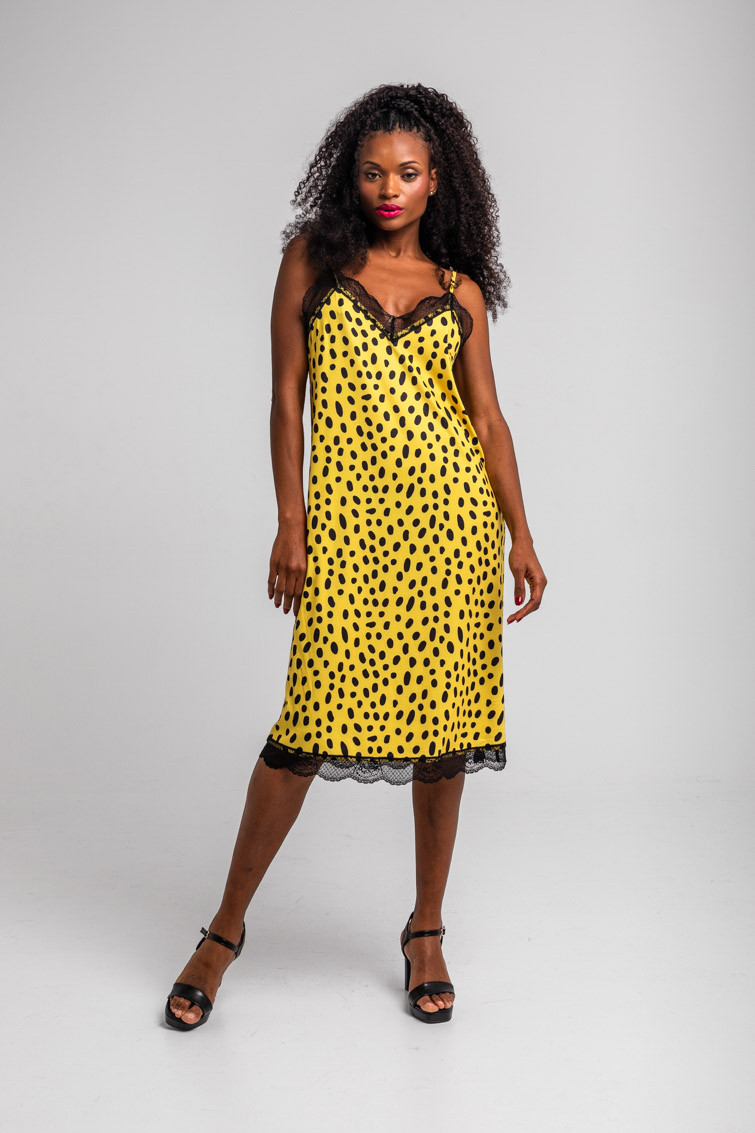 Vestido lencero con encaje animal print amarillo y negro Let’s go to the beach - Lolina Vestido lencero con encaje animal print amarillo y negro Let’s go to the beach - Lolina