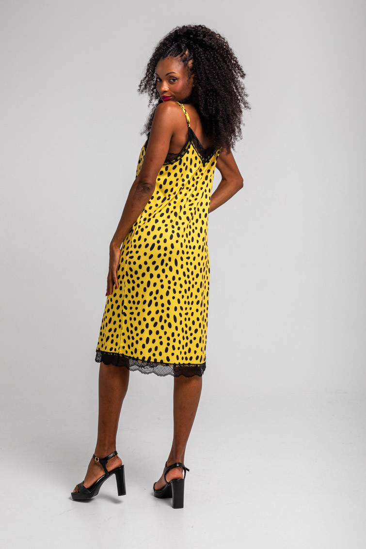 Vestido lencero con encaje animal print amarillo y negro Let’s go to the beach - Lolina (3) Vestido lencero con encaje animal print amarillo y negro Let’s go to the beach - Lolina