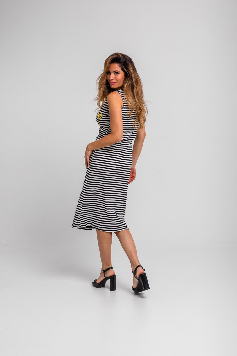Vestido midi canalé sin mangas abotonado de raya blanca y negra con palmera bordada La Faraona - Lolina (1) Vestido midi canalé sin mangas abotonado de raya blanca y negra con palmera bordada La Faraona - Lolina