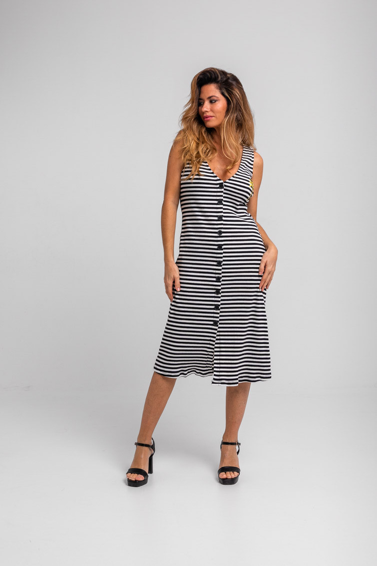 Vestido midi canalé sin mangas abotonado de raya blanca y negra con palmera bordada La Faraona - Lolina Vestido midi canalé sin mangas abotonado de raya blanca y negra con palmera bordada La Faraona - Lolina