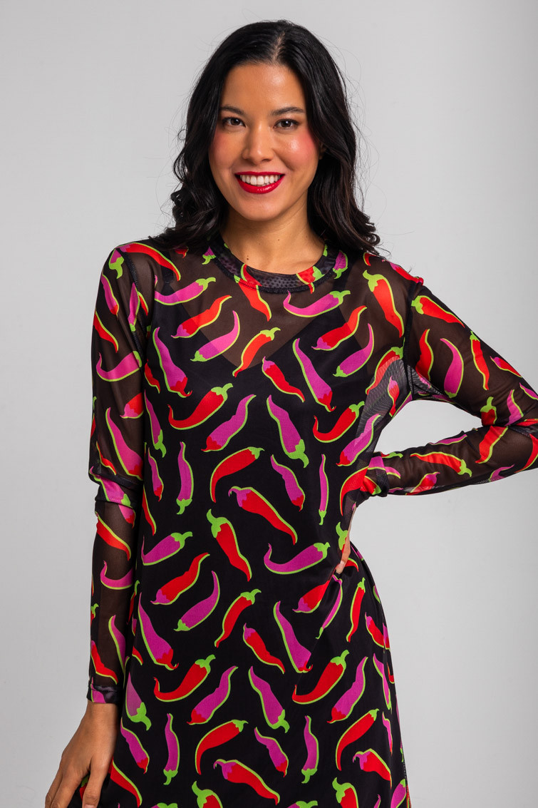 Vestido mini de tul con manga larga negro con chilis rosas y rojos Picante - Lolina (3) Vestido mini de tul con manga larga negro con chilis rosas y rojos Picante - Lolina