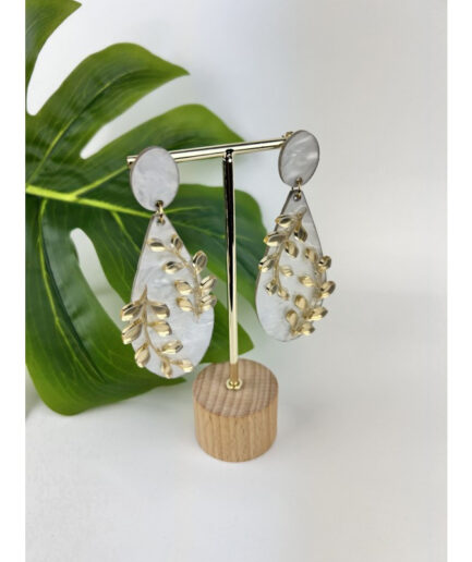 Pendientes de flamenca realizados en metacrilato nacarado con detalles dorados. Pendientes que no pesan. Fornituras de acero.