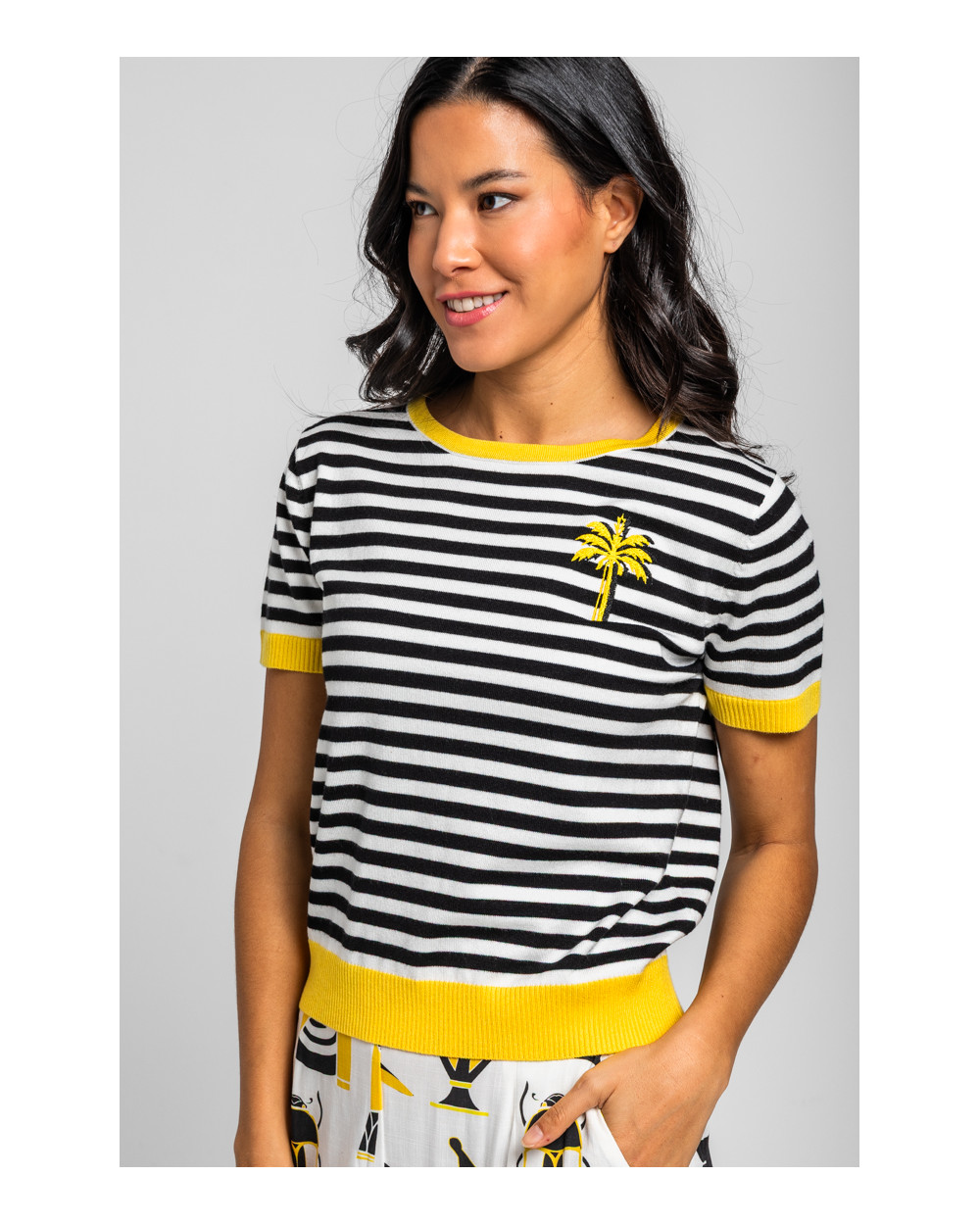 top-en-punto-fino-de-rayas-blancas-y-negras-con-palmera-la-faraona