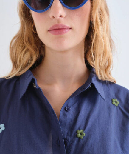 Camisa 100% algodón azul marino con bordado de flores - Compañía Fantástica