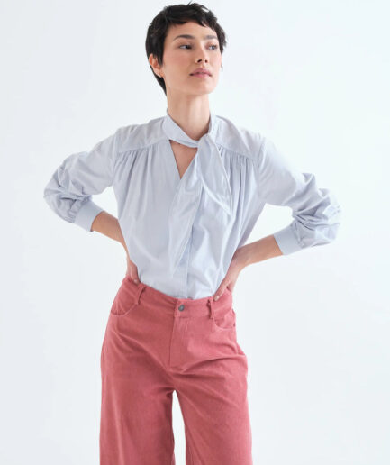 Camisa con lazada estructurada 100% algodón azul claro - Compañía Fantástica