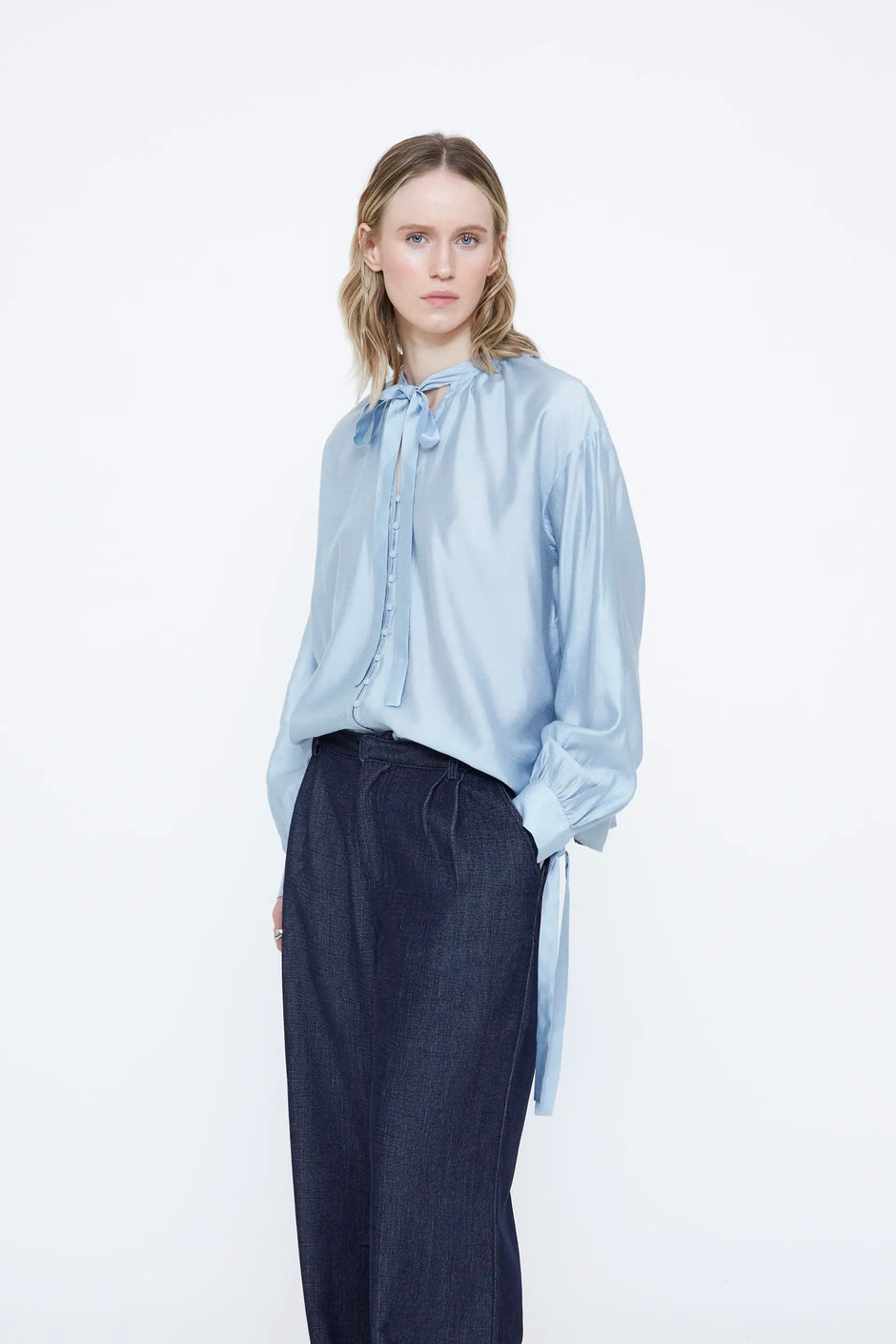 Camisa de saten azul claro con detalle lazado - Wild Pony Camisa de saten azul claro con detalle lazado - Wild Pony