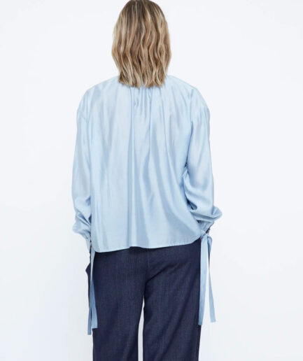 Camisa de saten azul claro con detalle lazado - Wild Pony