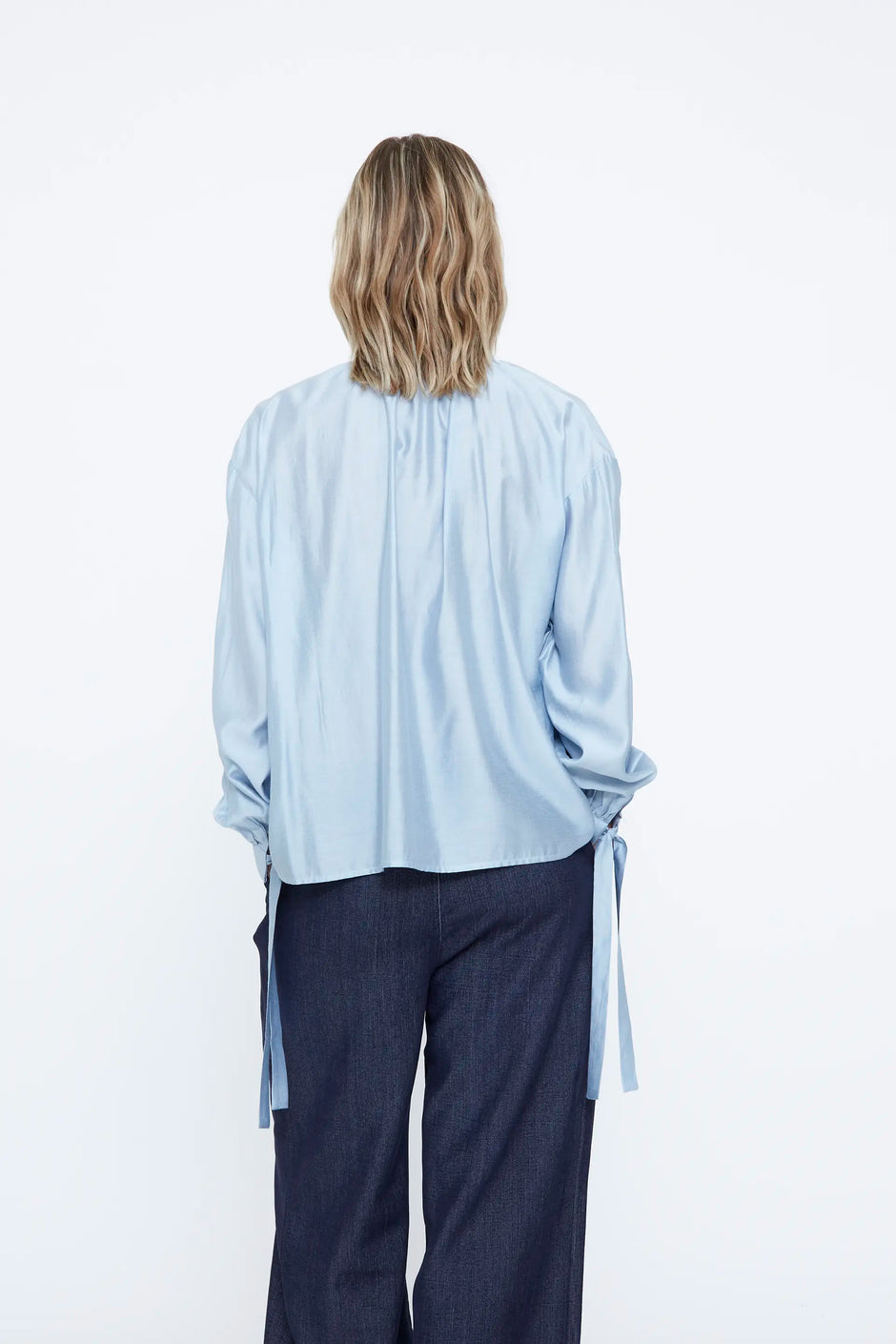 Camisa de saten azul claro con detalle lazado - Wild Pony (2) Camisa de saten azul claro con detalle lazado - Wild Pony