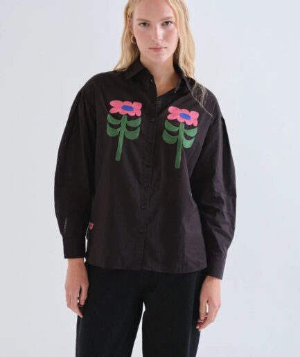 Camisa negra con bordado floral Neo Garden - Compañía Fantástica
