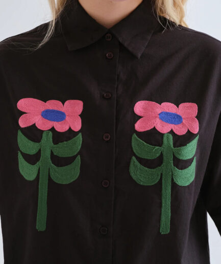 Camisa negra con bordado floral Neo Garden - Compañía Fantástica