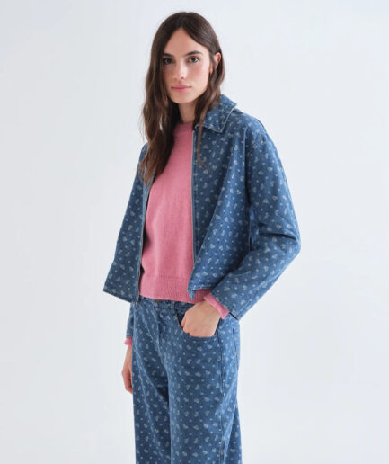 Chaqueta vaquera azul con estampado de corazones - Compañía Fantástica