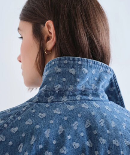 Chaqueta vaquera azul con estampado de corazones - Compañía Fantástica