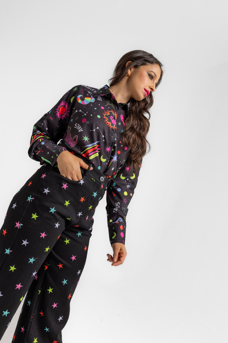 Pantalón jeans tiro alto pernera ancha - Lolina. STARS (2) Pantalón jeans tiro alto pernera ancha - Lolina. STARS