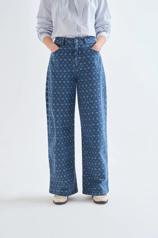 Pantalón vaquero con estampado de corazones - Compañía Fantástica (1) Pantalón vaquero con estampado de corazones - Compañía Fantástica