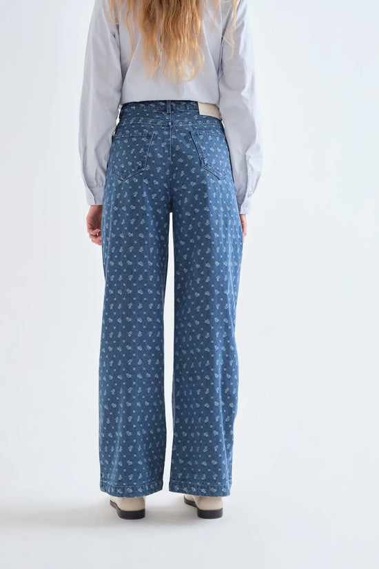 Pantalón vaquero con estampado de corazones - Compañía Fantástica (2) Pantalón vaquero con estampado de corazones - Compañía Fantástica