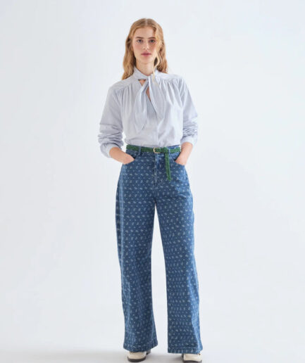 Pantalón vaquero con estampado de corazones - Compañía Fantástica