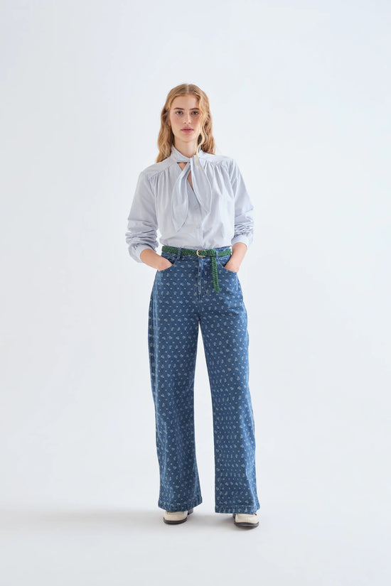 Pantalón vaquero con estampado de corazones - Compañía Fantástica Pantalón vaquero con estampado de corazones - Compañía Fantástica