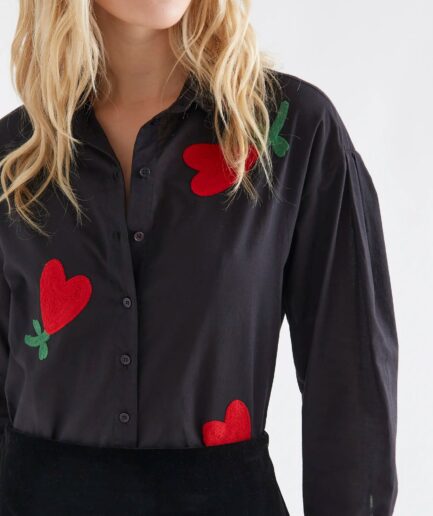Camisa 100% algodón negro con bordado de corazón CF - Compañía Fantástica