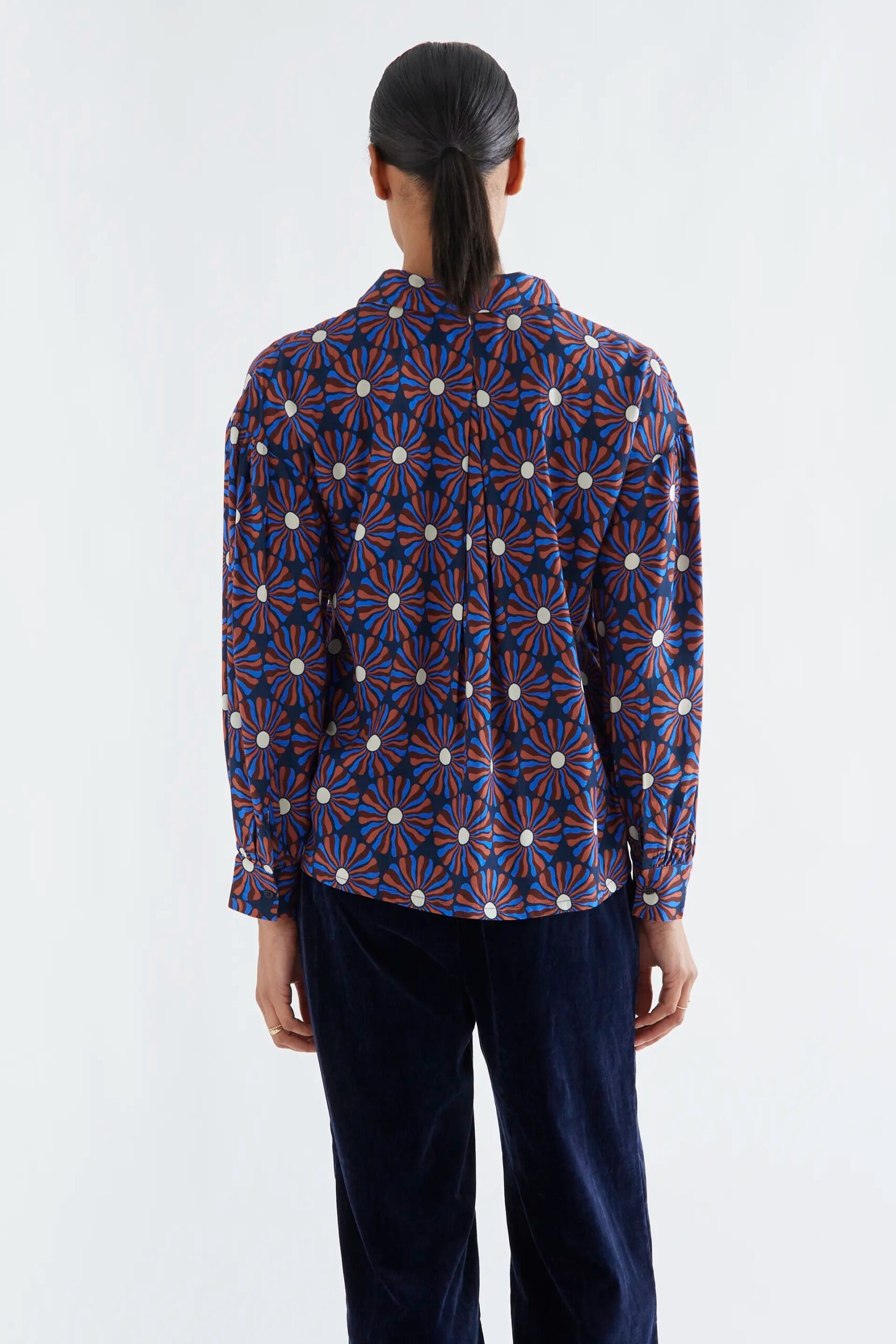 Camisa con estampado Chocolate Flower - Compañía Fantástica (2) Camisa con estampado Chocolate Flower - Compañía Fantástica